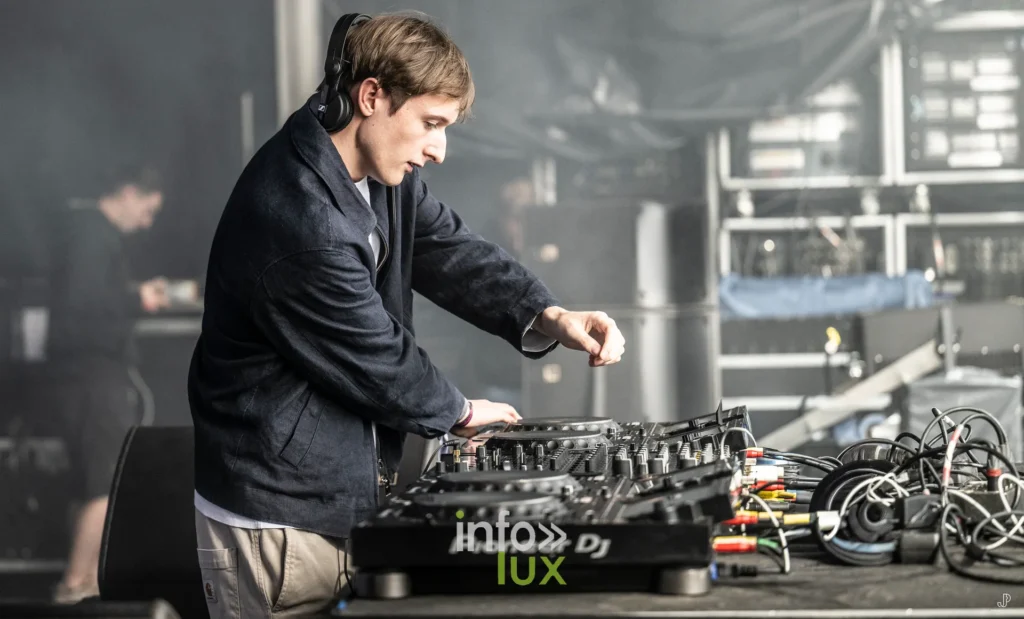 Loutch règle sa table de mixage Pioneer DJ, en pleine lumière du jour