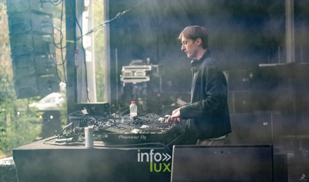 La scène du Maredsous Sound Festival noyée de fumée, le DJ seul derrière ses machines