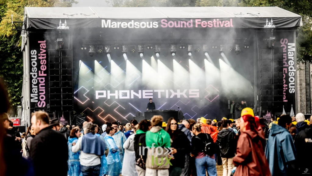 La scène du Maredsous Sound Festival illuminée pour Phonetixs, face au public