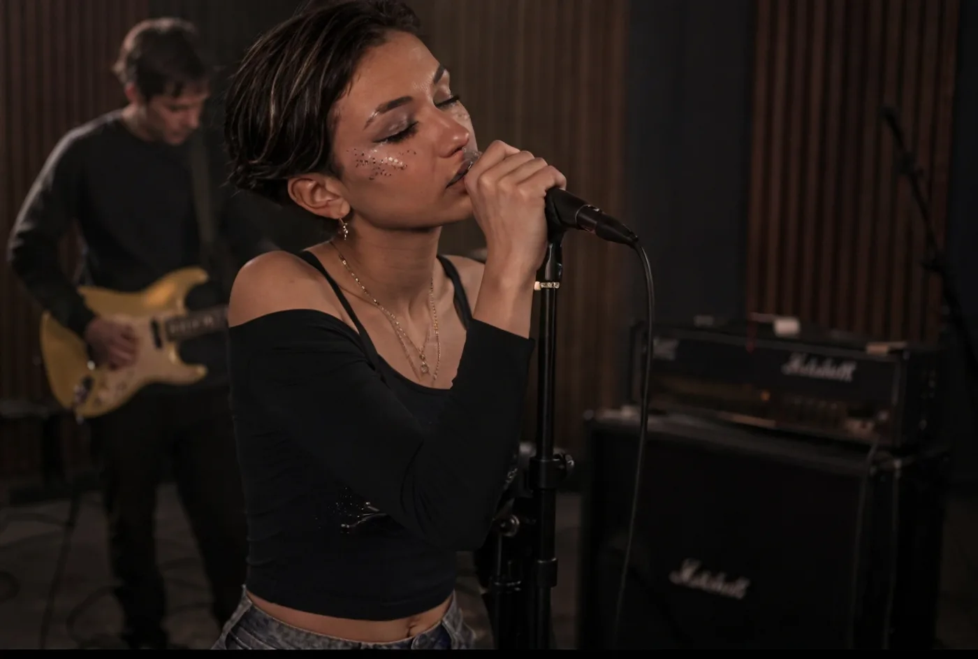 En répétition. Un mélange de pop et de rap, en français.