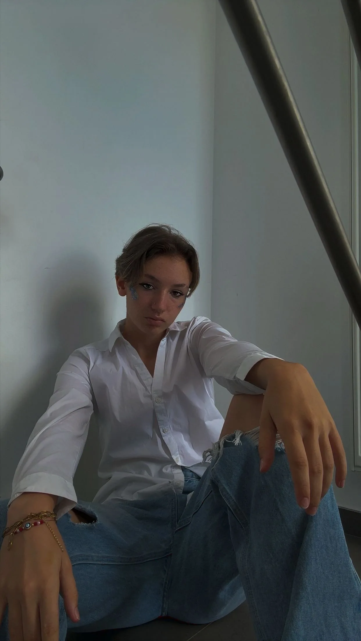 Mélody Pierson, assise dans un escalier
