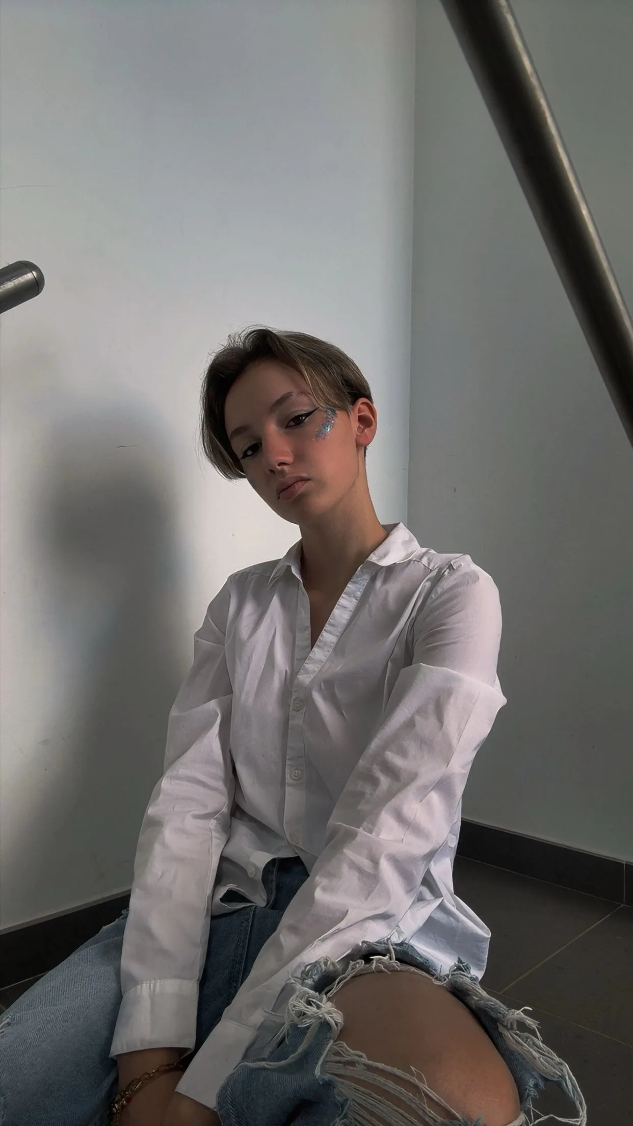 Mélody Pierson, adossée à un mur