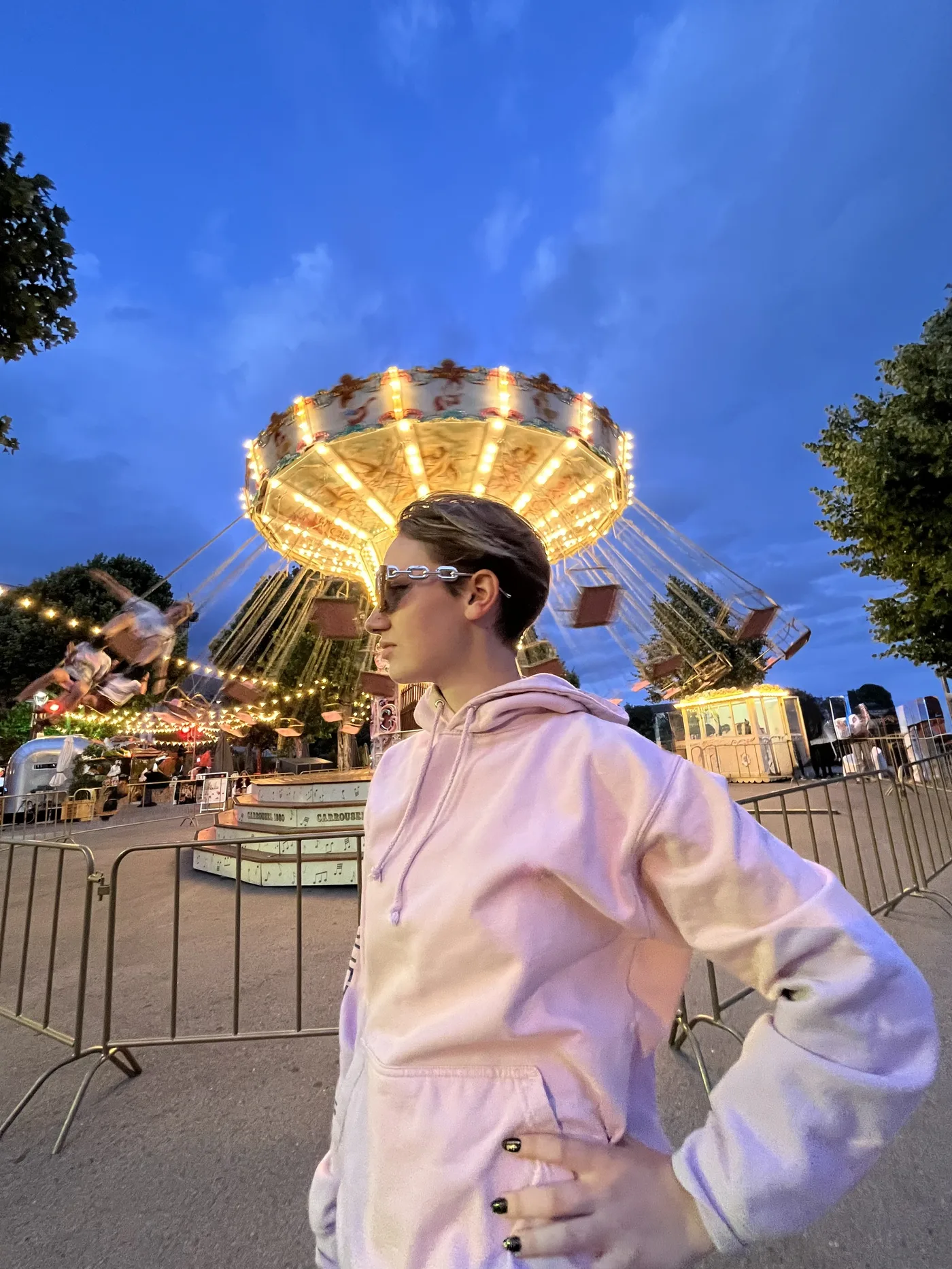 Mélody Pierson devant un manège, un soir d’été