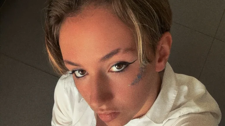 Mélody Pierson, alias MELY MELO, chanteuse de 18 ans originaire d'Arlon