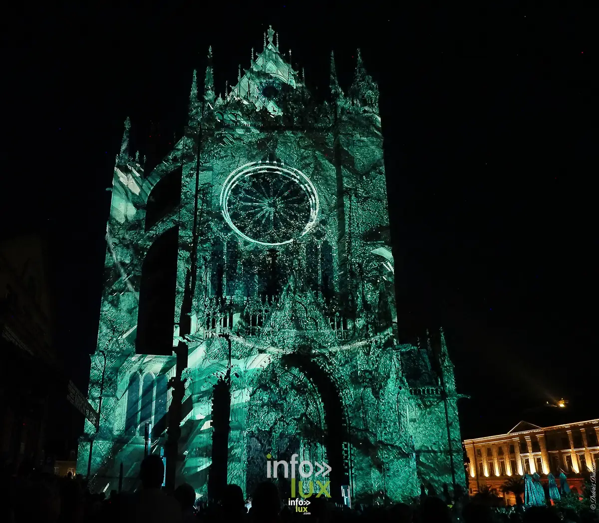 Metz, 15 août 2026 — À la nuit tombée, Constellations reprend la façade en négatif.