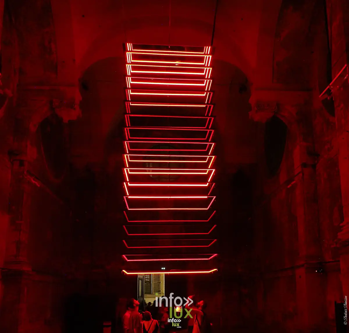 Metz, 15 août 2026 — Dans les parcours nocturnes, les installations lumineuses prolongent la déambulation.
