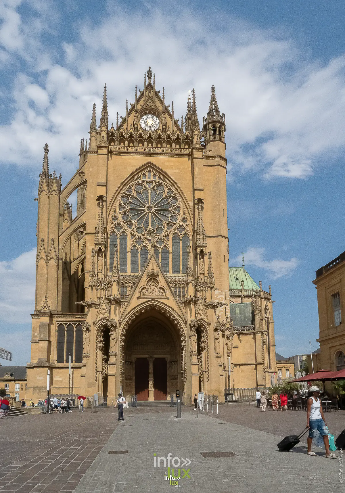 Metz, 15 août 2026 — La cathédrale Saint-Étienne de jour : 6 500 m² de verrières, le plus vaste ensemble de France.