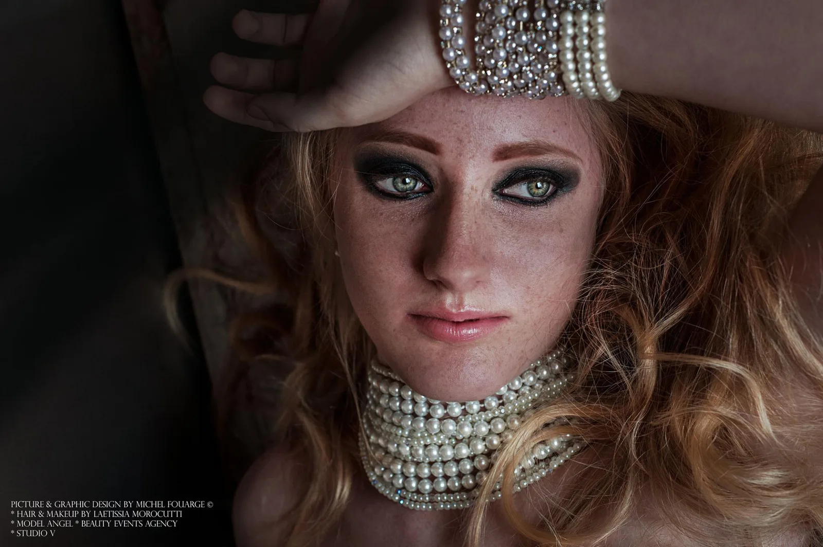 Le detail : bijou, peau, regard. Un shooting beaute. © Michel Fouarge