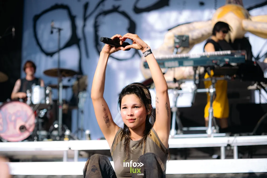 Miki forme un cœur avec ses mains face au public du Rose Festival 2026 à Toulouse