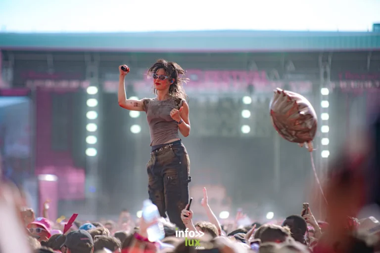 Miki au milieu du public lors de la première journée du Rose Festival 2026 à Toulouse
