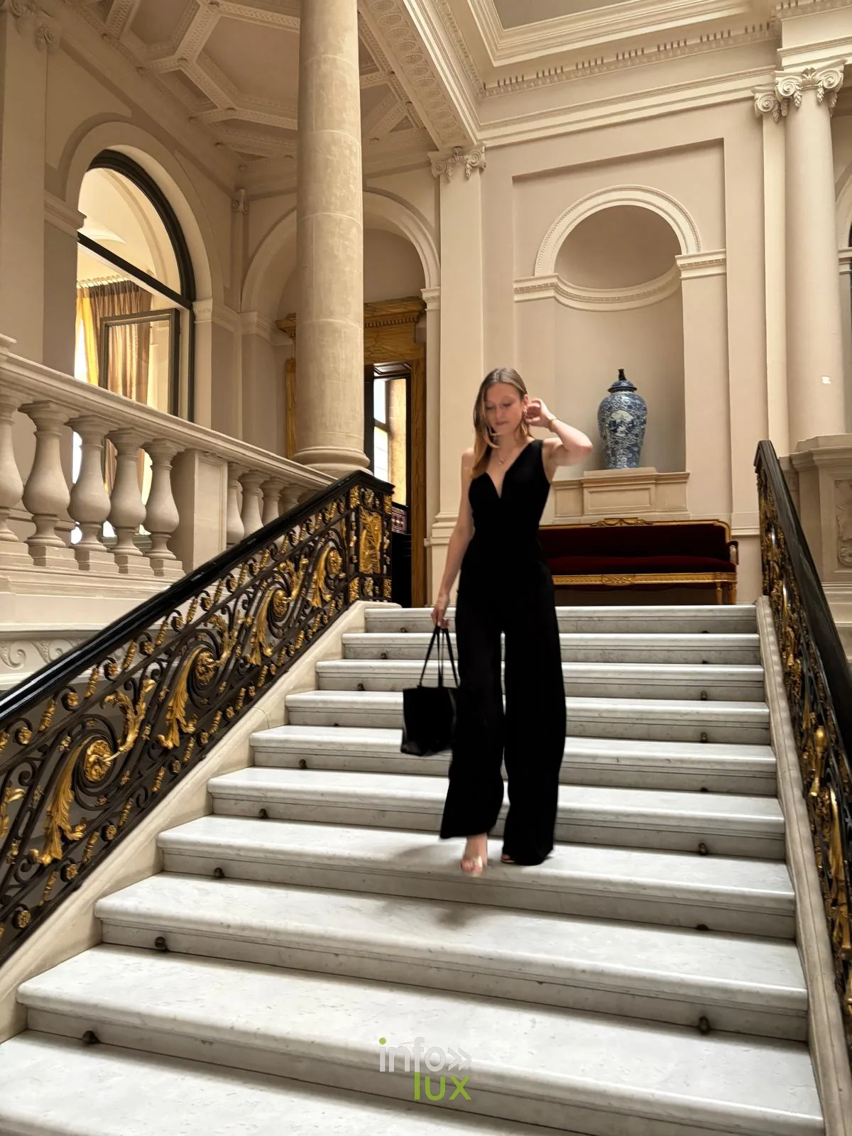Noémie Rauter, candidate Miss Bruxelles 2027, dans un escalier d’honneur