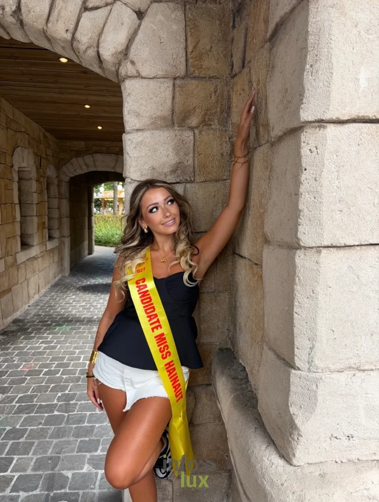 Isaline Dubois avec l’écharpe Candidate Miss Hainaut 2027