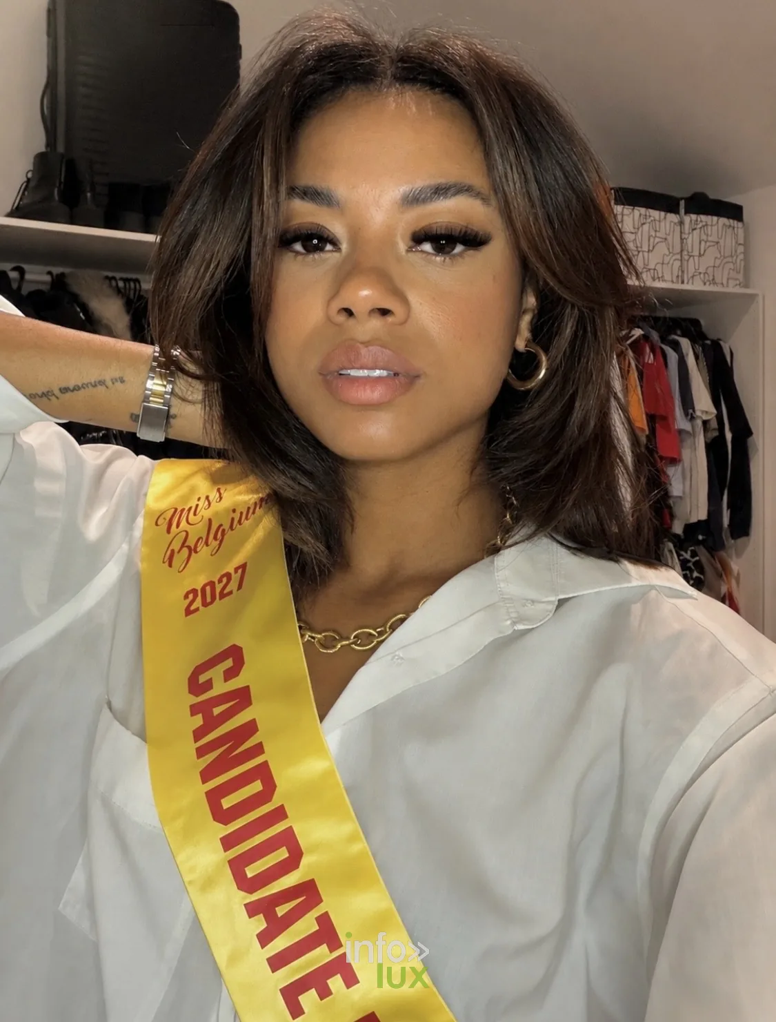 Alizée avec son écharpe Candidate Miss Belgium 2027