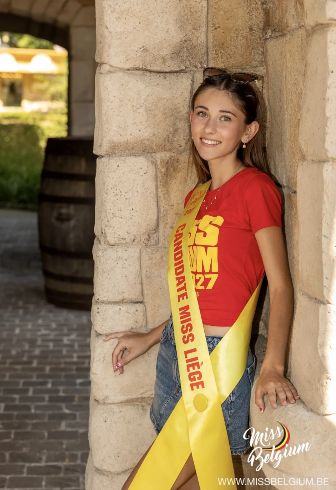 Lara Honnay avec l’écharpe Candidate Miss Liège, photo officielle Miss Belgium