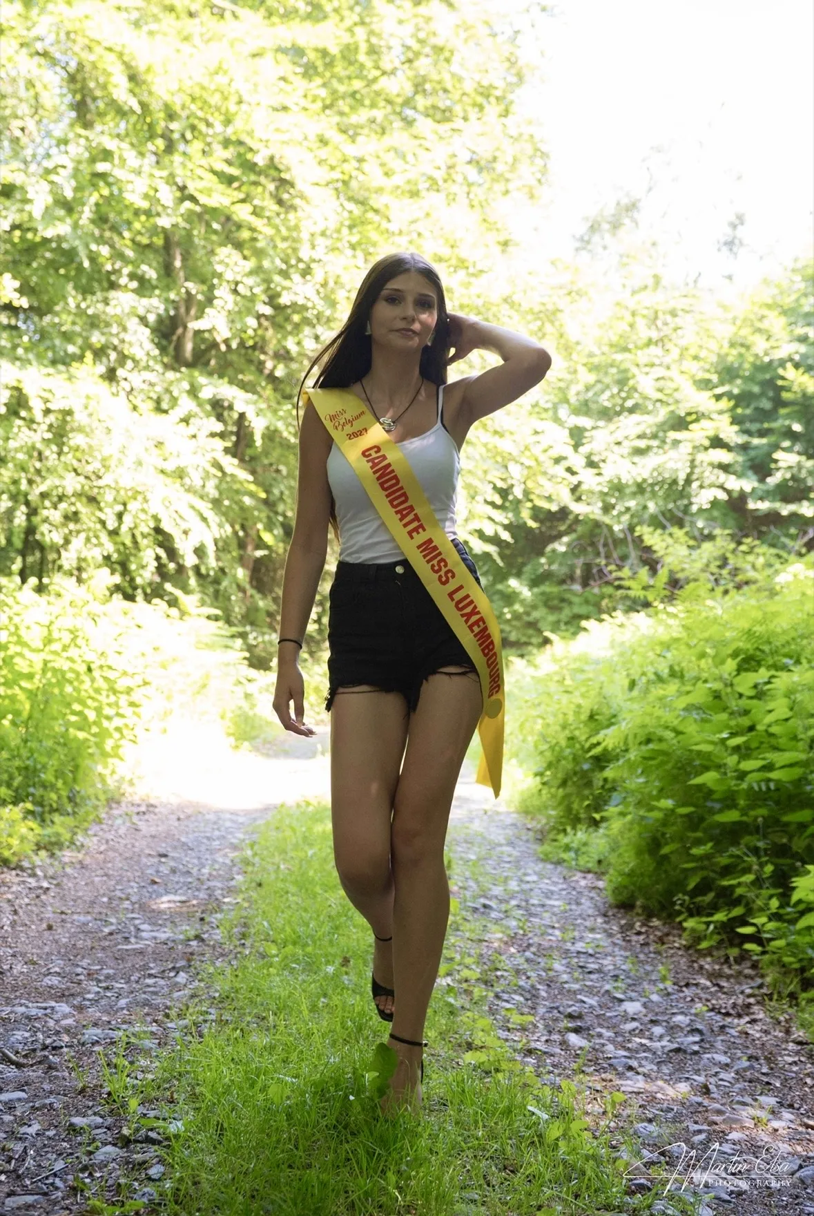 Lola Saquet, candidate Miss Luxembourg 2027, en extérieur