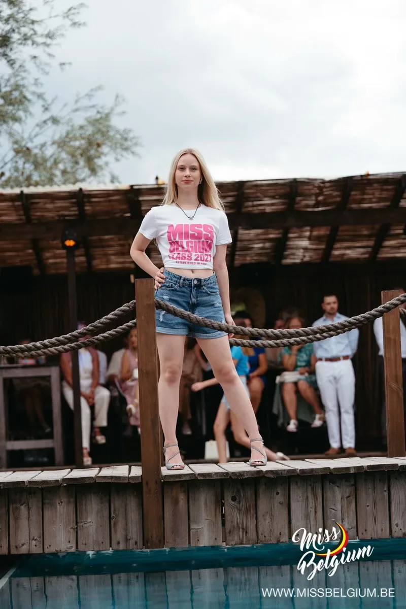 Maëlle Gasbarre, candidate Miss Luxembourg 2027, en extérieur