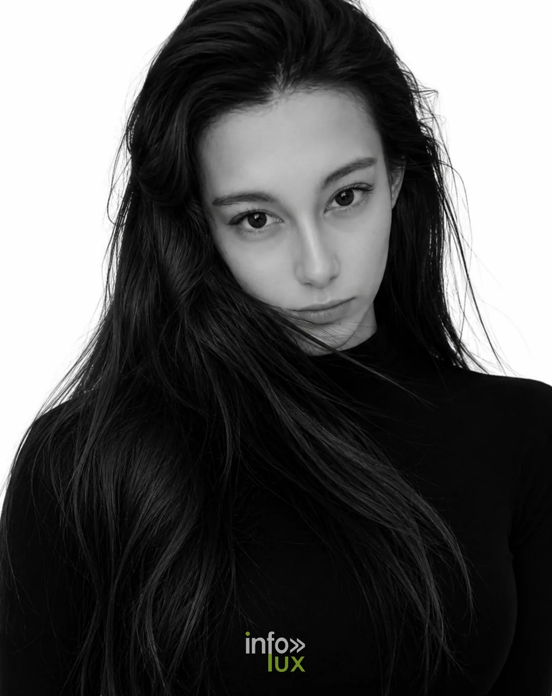 Portrait en noir et blanc de Sarahléna Manise, candidate Miss Namur 2027