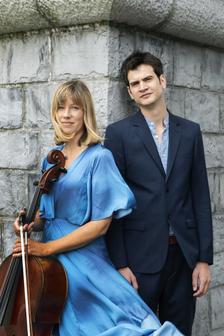 La violoncelliste Camille Seghers et le pianiste Alexis Thibaut de Maisières, duo du spectacle « T’as voulu voir Jacques Brel et on a vu… »