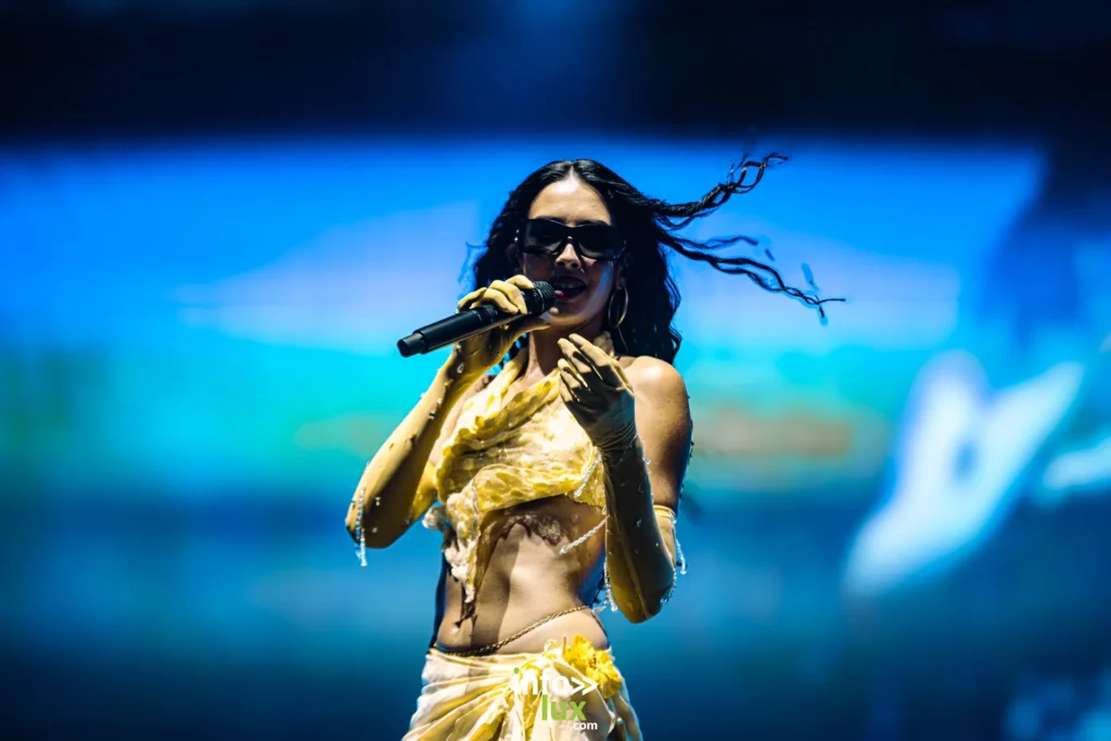 Naïka chante sur scène au Rose Festival 2026 à Toulouse le jeudi 27 août