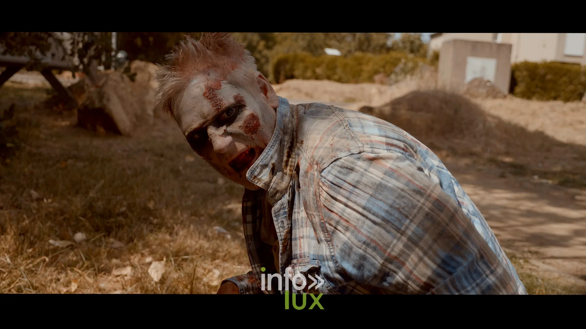 Making of : un comedien grime en zombie lors d'un tournage exterieur de Nerdy Pictures