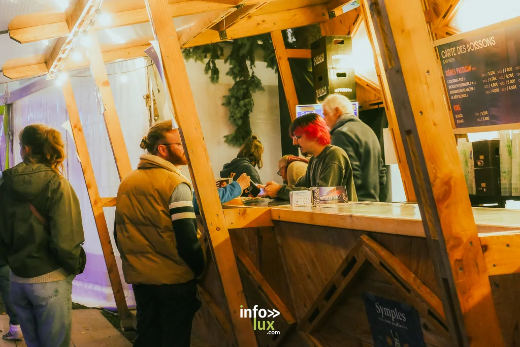 Festivaliers au bar en bois du site de Nancy Jazz Pulsations, archives