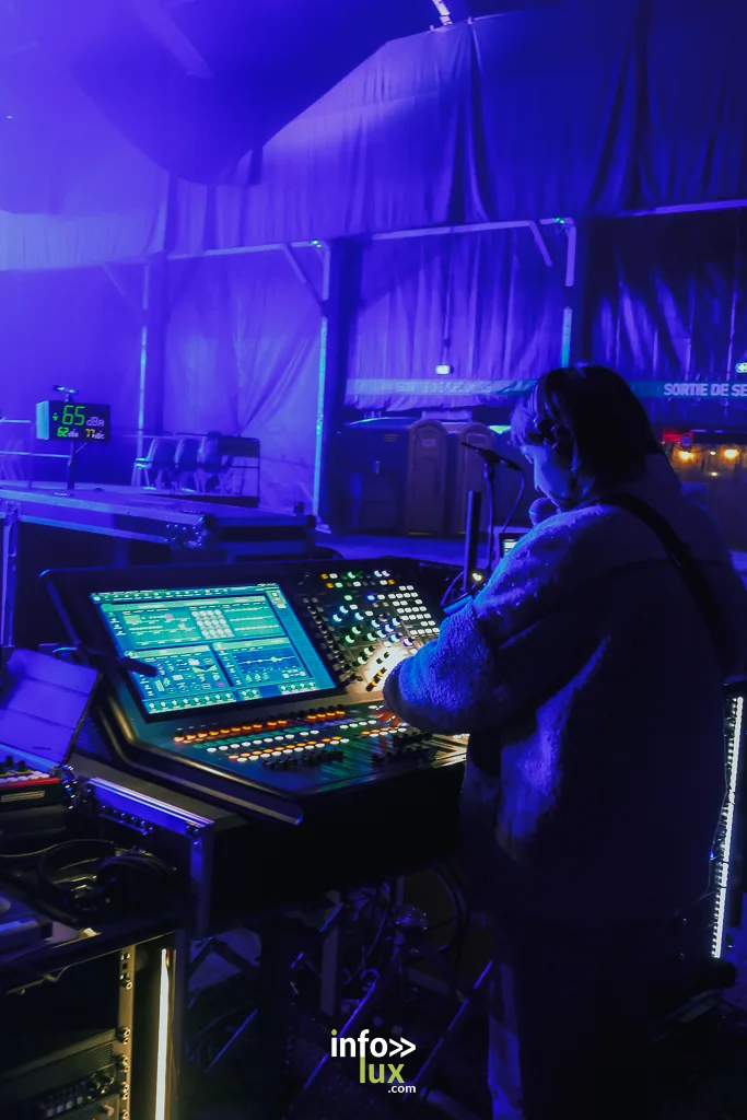Un technicien a la regie lumiere du Chapiteau de Nancy Jazz Pulsations, archives