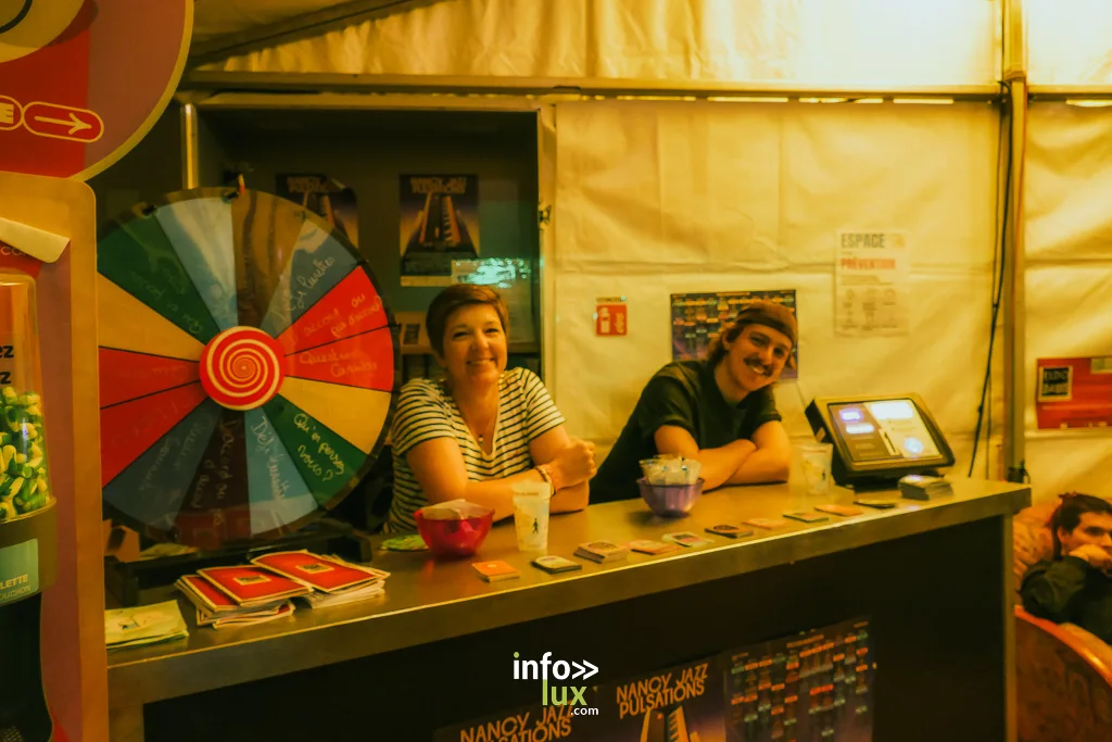 Stand d'animation avec roue de la fortune sur le site de Nancy Jazz Pulsations, archives