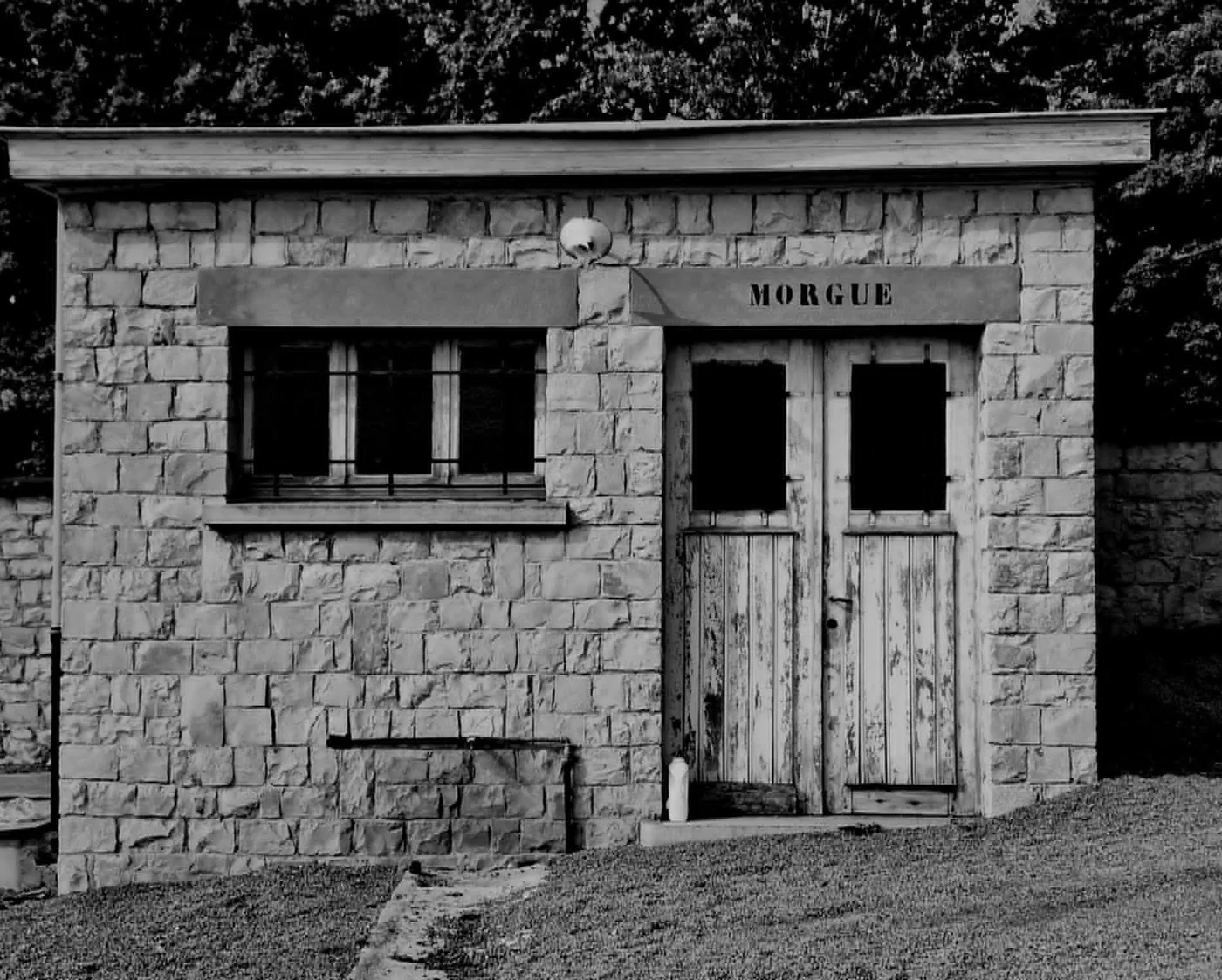 Ancienne morgue de cimetiere en pierre, photographiee en noir et blanc par Olivier Lux
