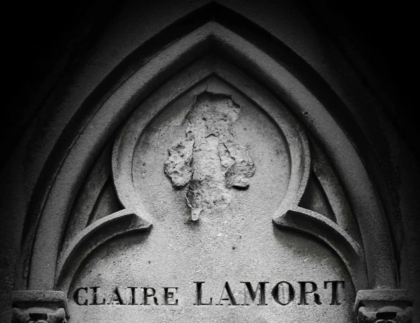 Sepulture gothique gravee au nom de Claire Lamort, photographiee en noir et blanc par Olivier Lux