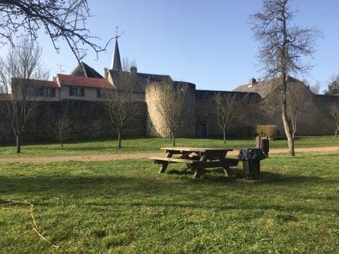 Aire de pique-nique - Rue de l'Abbaye d'Echternach à Rodemack