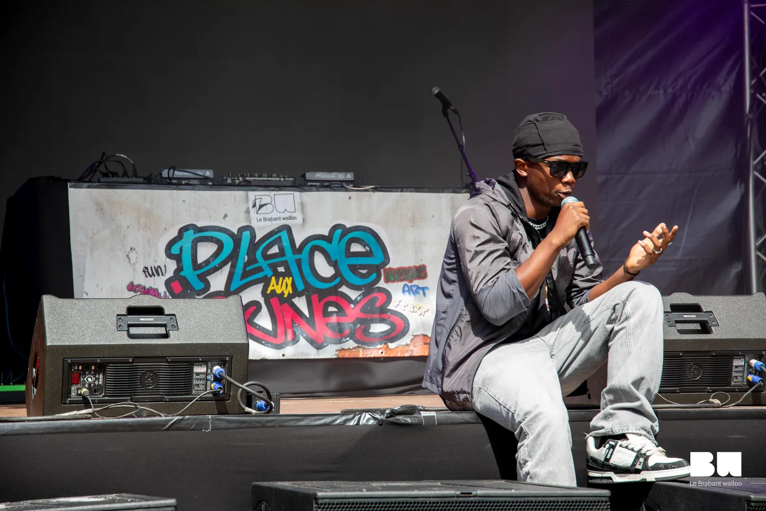 Artiste sur la scene de Place aux Jeunes en Brabant wallon