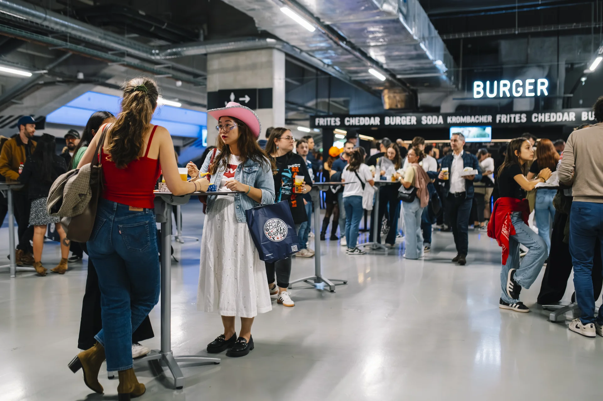 L'espace restauration intérieur de la Plenitude Arena, avec les spectateurs