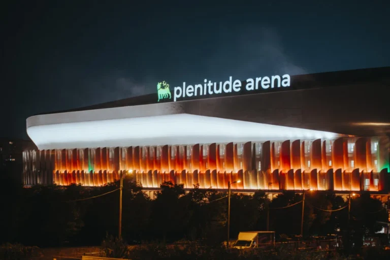 La façade illuminée de la Plenitude Arena à Nanterre, de nuit