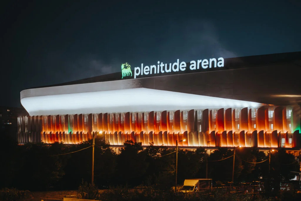 La façade illuminée de la Plenitude Arena à Nanterre, de nuit