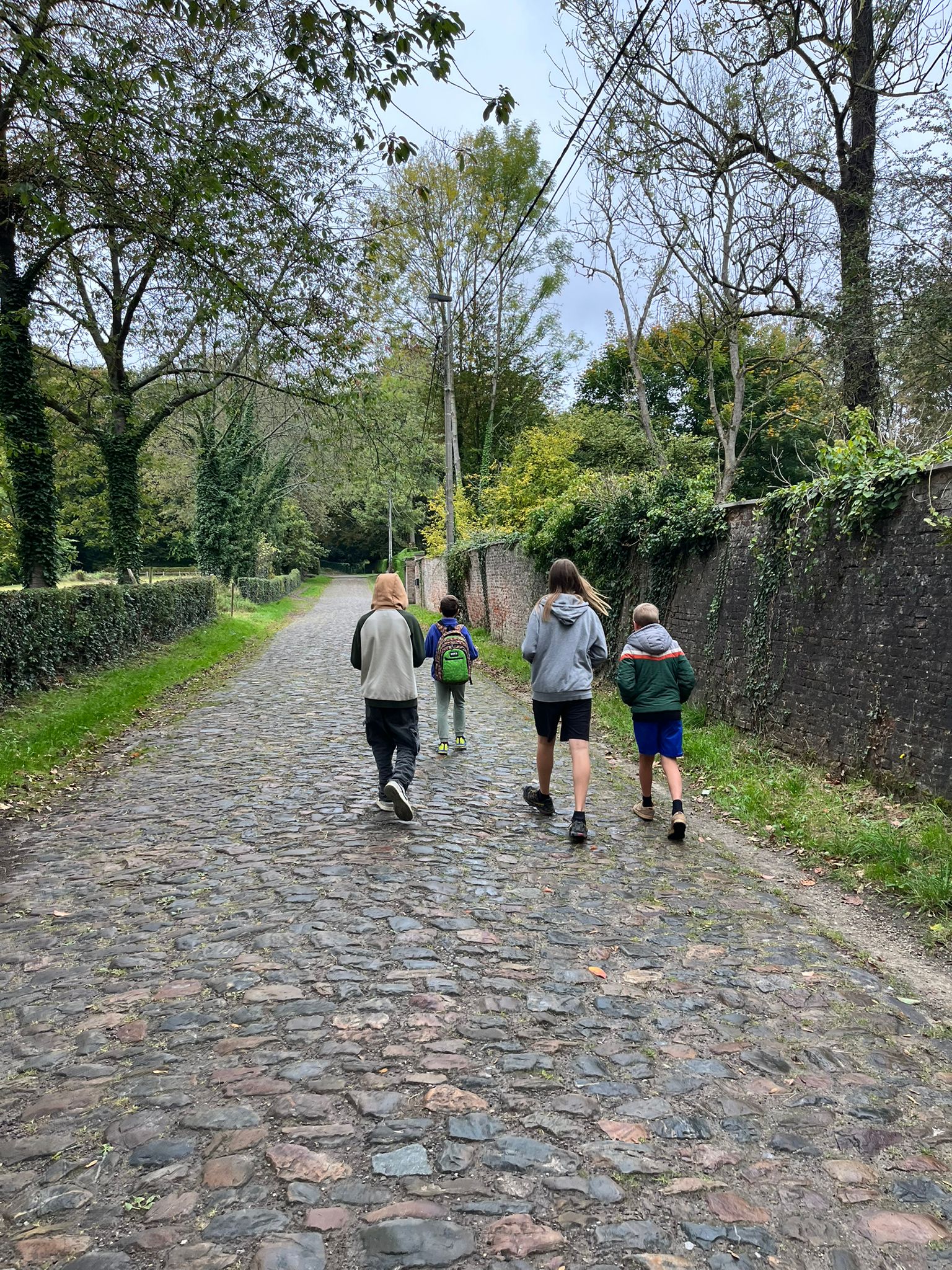 Sortie à pied sur un chemin pavé