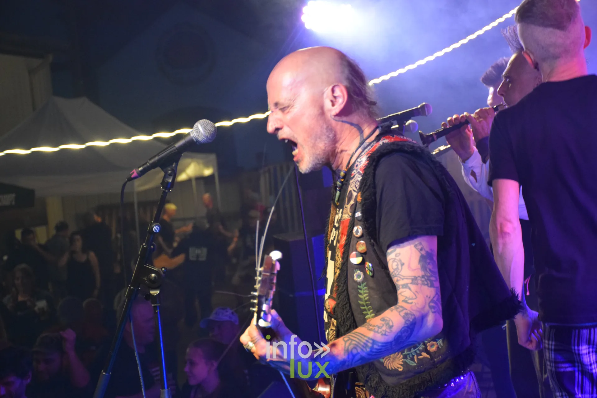 Loran ouvre le feu : guitare, micro et bombarde, la recette des Ramoneurs de Menhirs — Les Ramoneurs de Menhirs en concert au Hop'n Bloc de Saint-Étienne-lès-Remiremont, le 6 juin 2026