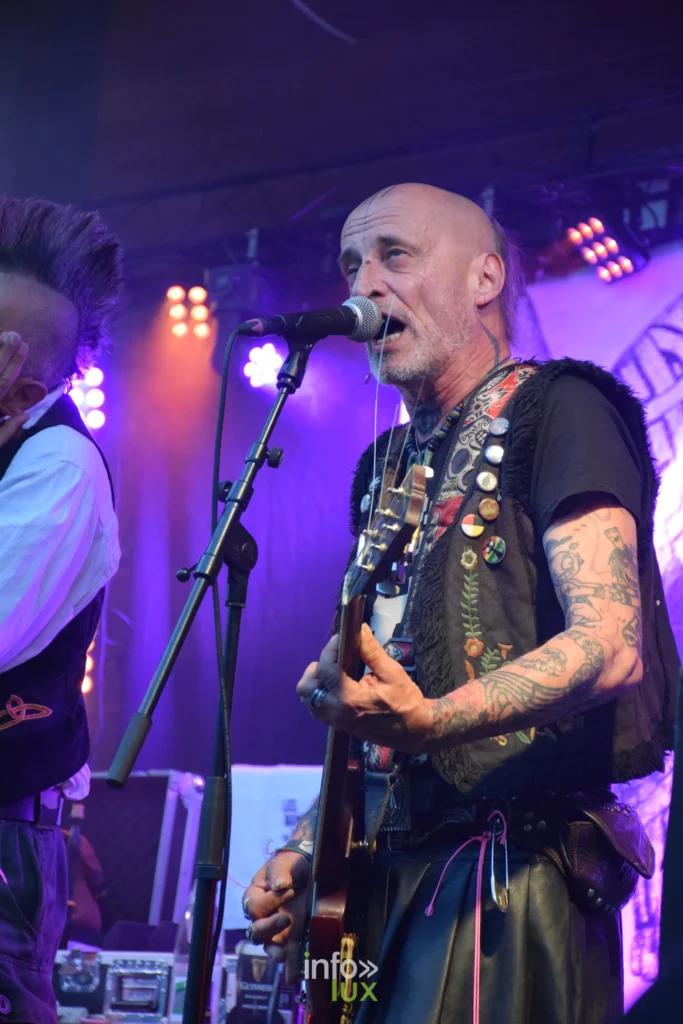 Punk, binious et drapeaux : les Ramoneurs de Menhirs ont retourné Saint-Étienne-lès-Remiremont (photos)