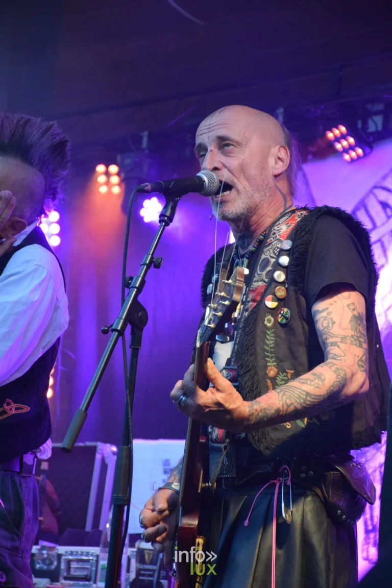 Punk, binious et drapeaux : les Ramoneurs de Menhirs ont retourné Saint-Étienne-lès-Remiremont (photos)