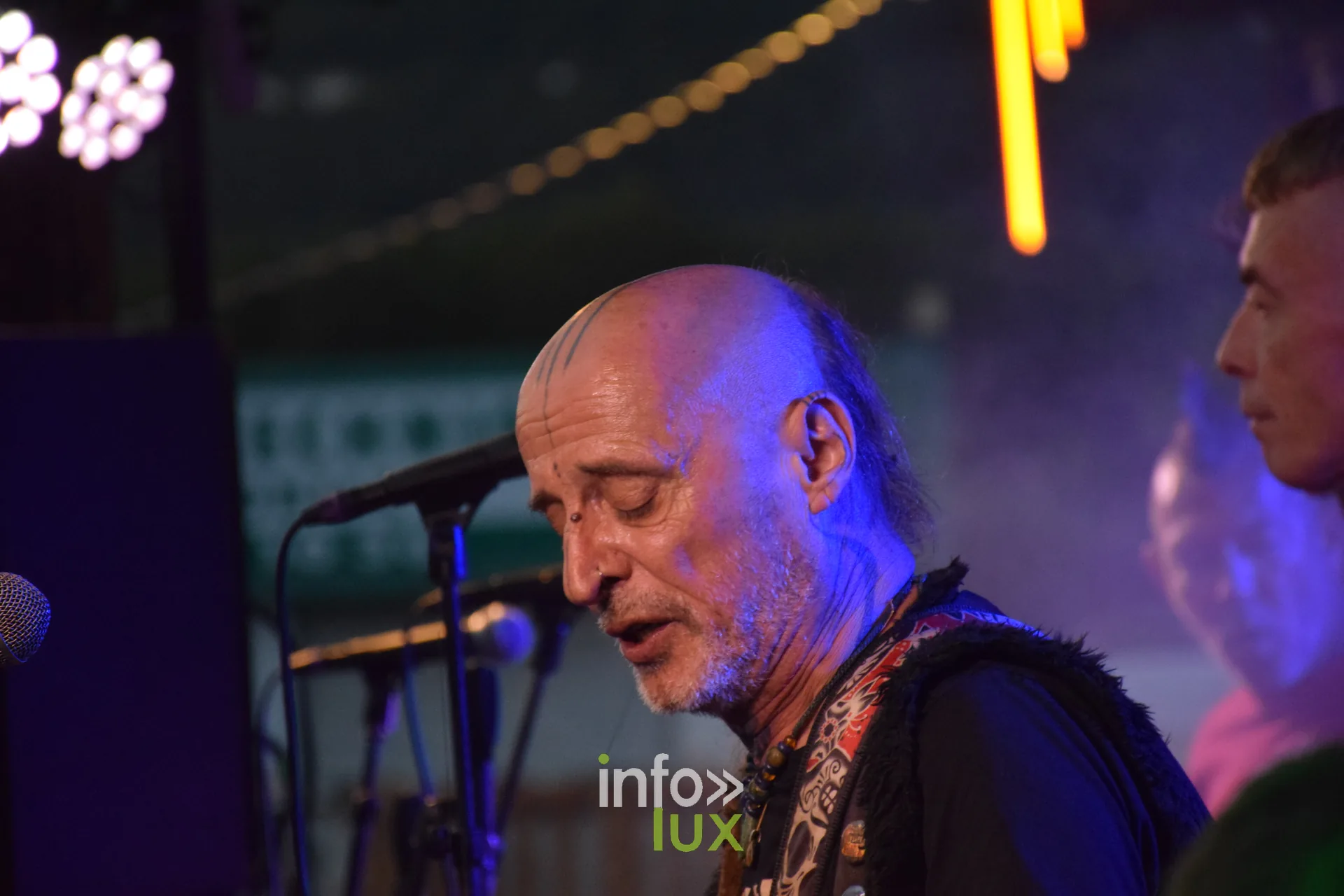 Loran, la voix et la guitare des Ramoneurs de Menhirs — Les Ramoneurs de Menhirs en concert au Hop'n Bloc de Saint-Étienne-lès-Remiremont, le 6 juin 2026