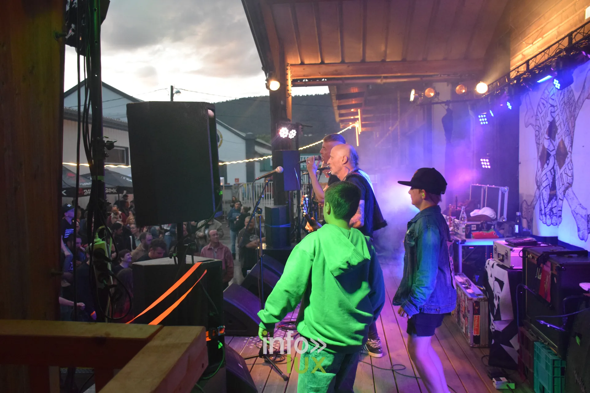 La cour du Hop'n Bloc, scène à ciel ouvert sous le ciel vosgien — Les Ramoneurs de Menhirs en concert au Hop'n Bloc de Saint-Étienne-lès-Remiremont, le 6 juin 2026
