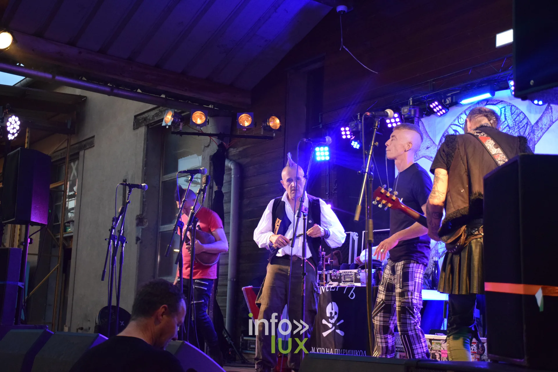 Le groupe au complet, entre punk et musique bretonne — Les Ramoneurs de Menhirs en concert au Hop'n Bloc de Saint-Étienne-lès-Remiremont, le 6 juin 2026
