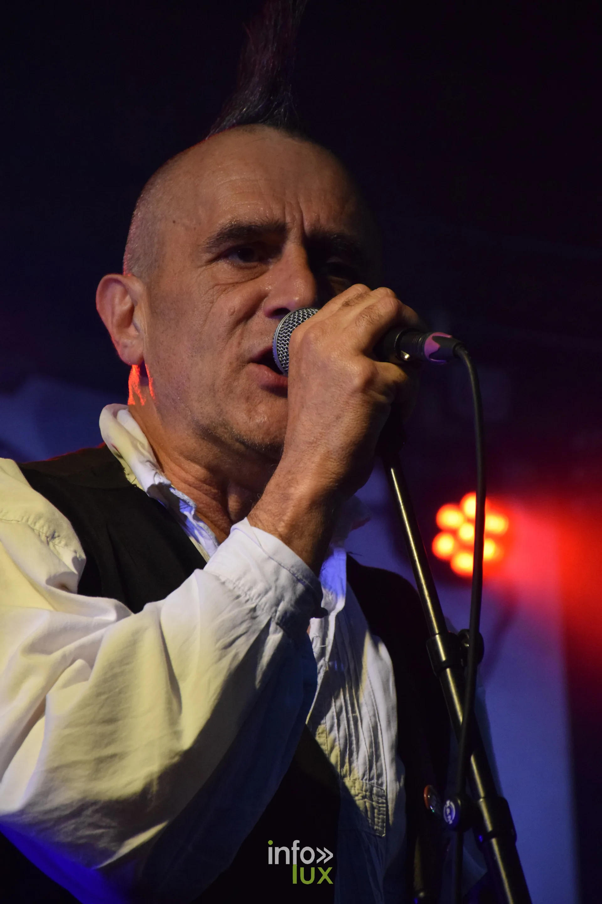 Le chant à pleins poumons, micro renversé — Les Ramoneurs de Menhirs en concert au Hop'n Bloc de Saint-Étienne-lès-Remiremont, le 6 juin 2026