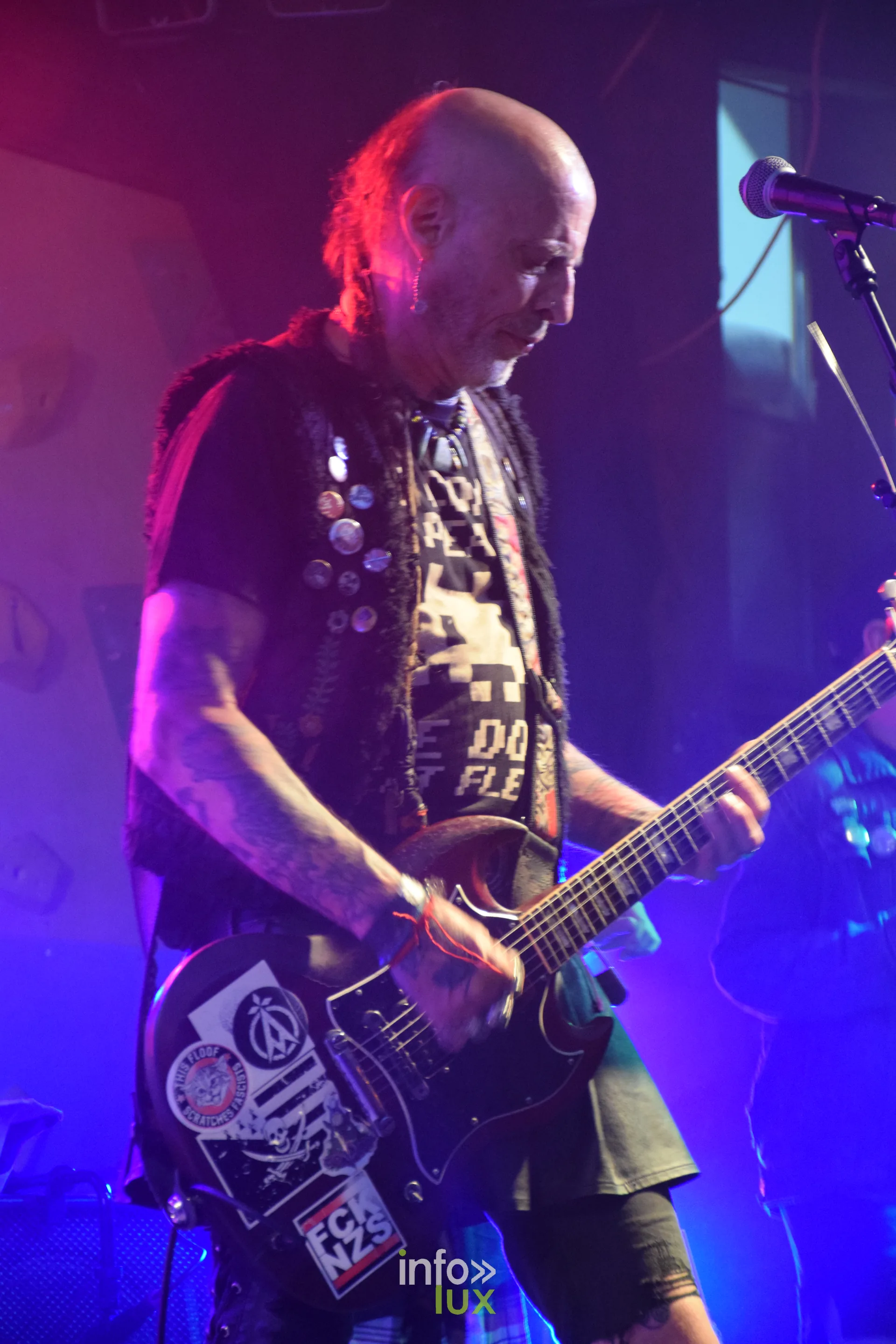 Crêtes colorées et guitare : l'esprit punk sur scène — Les Ramoneurs de Menhirs en concert au Hop'n Bloc de Saint-Étienne-lès-Remiremont, le 6 juin 2026