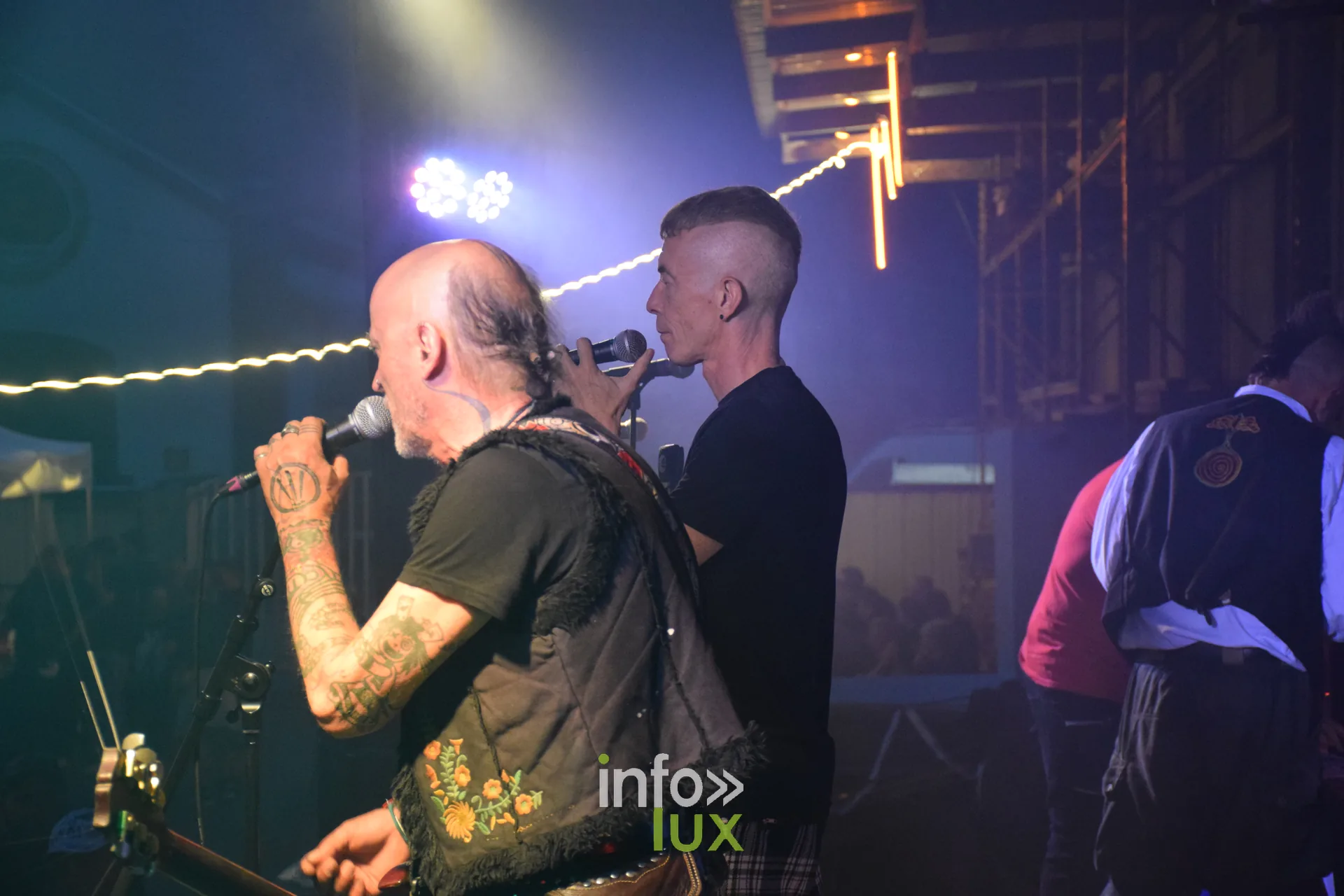 Loran s'adresse au public entre deux chansons — Les Ramoneurs de Menhirs en concert au Hop'n Bloc de Saint-Étienne-lès-Remiremont, le 6 juin 2026