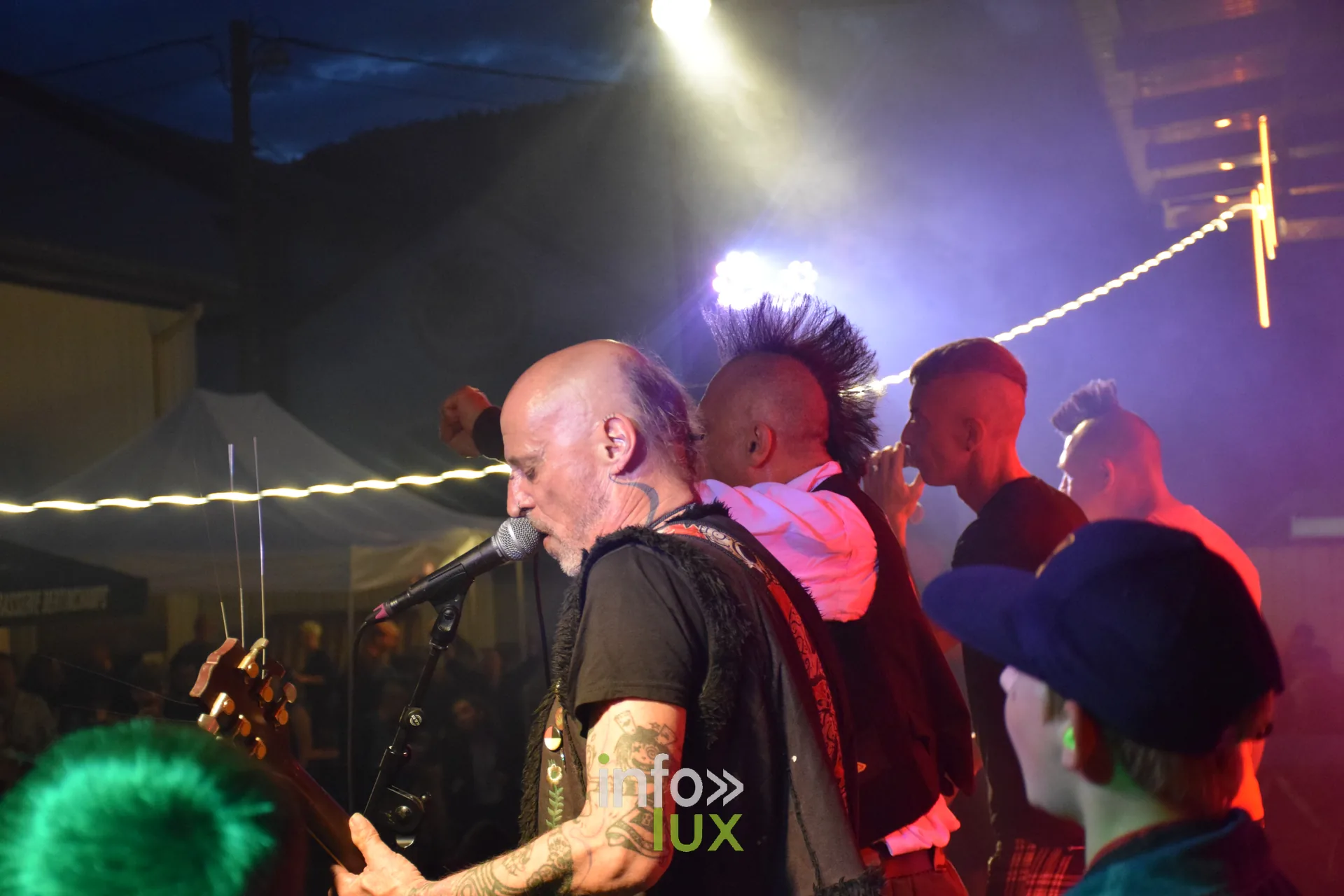 Crête verte au premier rang : la fête est populaire — Les Ramoneurs de Menhirs en concert au Hop'n Bloc de Saint-Étienne-lès-Remiremont, le 6 juin 2026