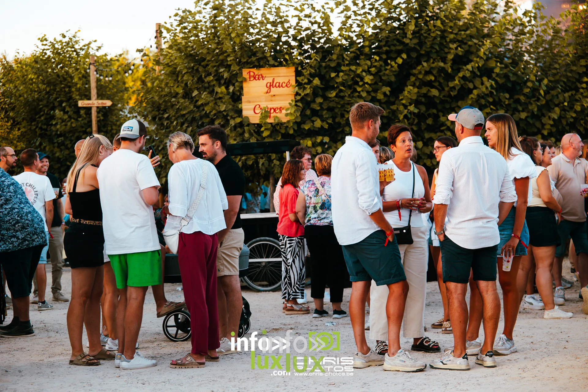 Ambiance et public du Red Festival 2026 a Avin (Hannut), samedi 8 août 2026