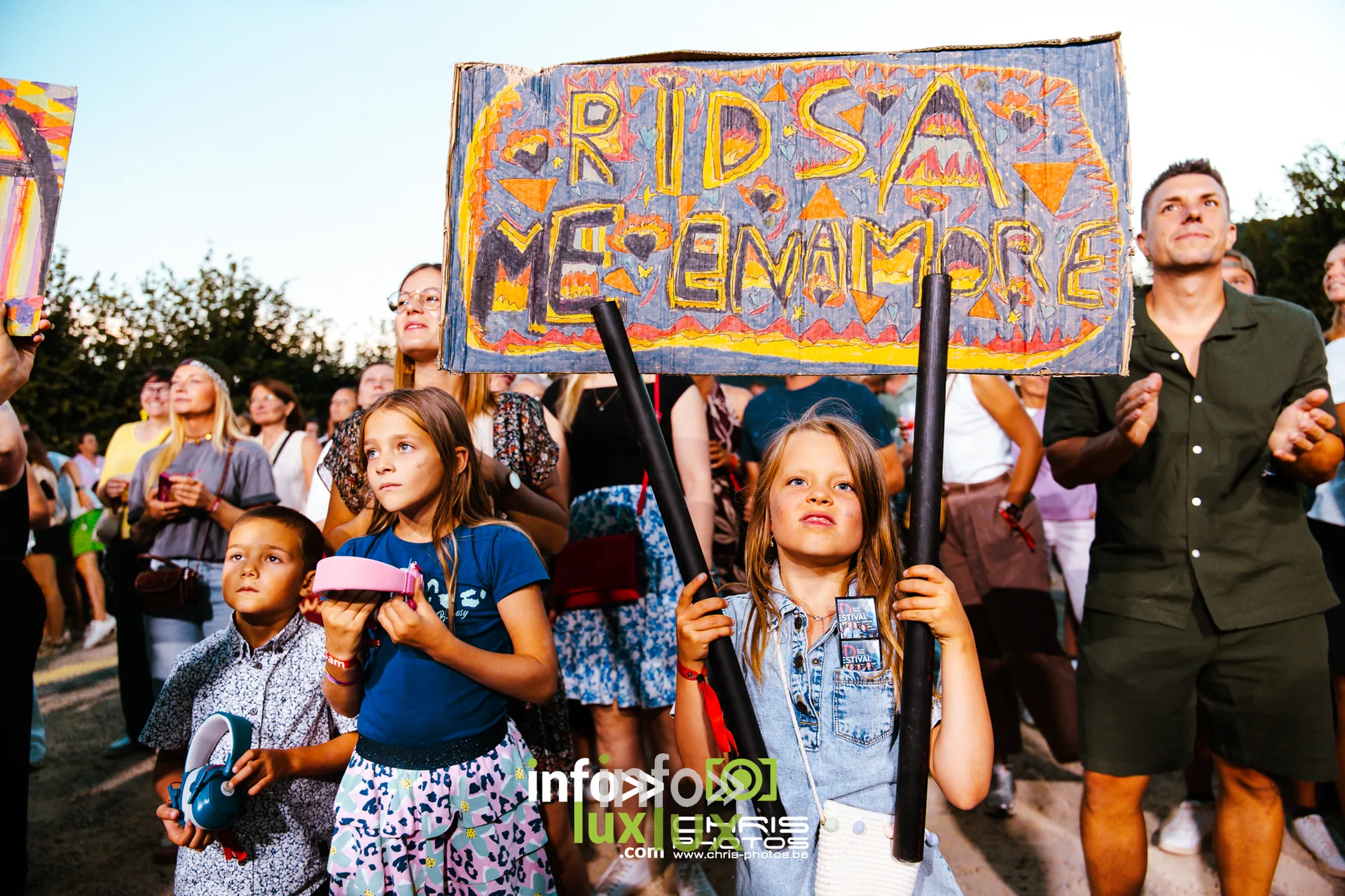 Ambiance et public du Red Festival 2026 a Avin (Hannut), samedi 8 août 2026