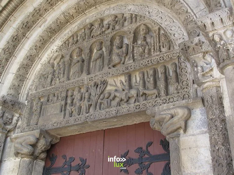 Portail de l'église Saint-Martin à Pompierre