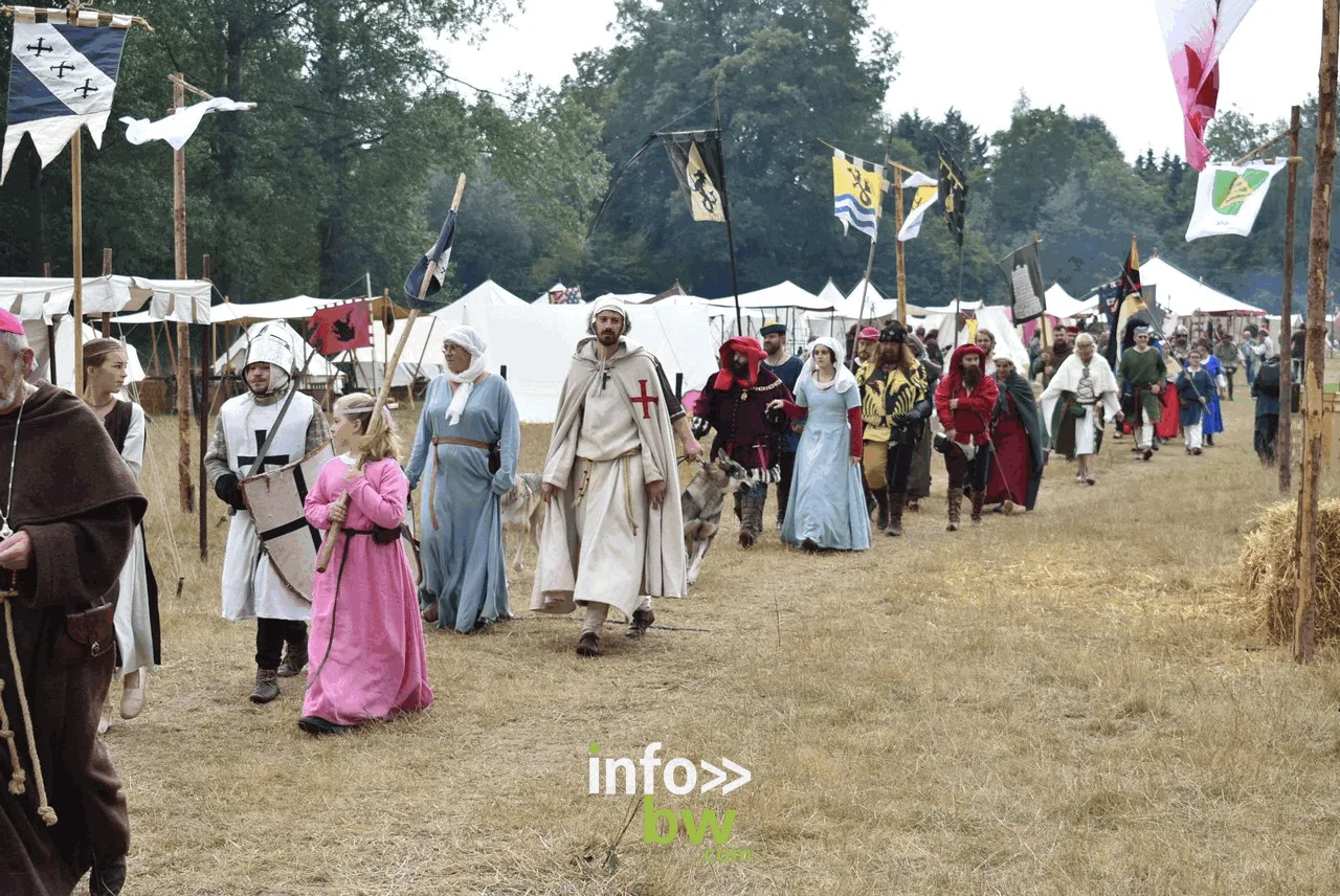 Cortège en costumes médiévaux devant le campement des Rencontres Médiévales de Braine-le-Château