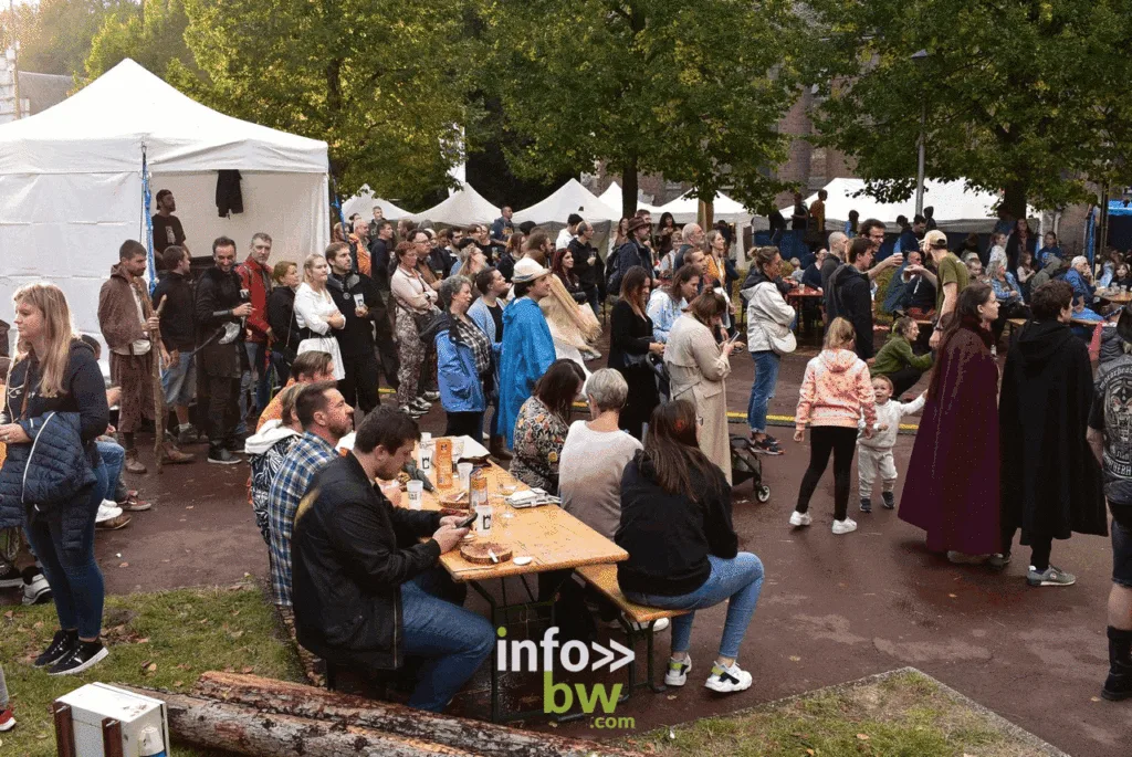Public attablé dans les tavernes des Rencontres Médiévales de Braine-le-Château